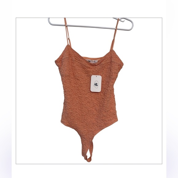 Elodie - V-NECK TEXTURED BODYSUIT IN ORANGE Size M - NWT - Picture 3 of 8
